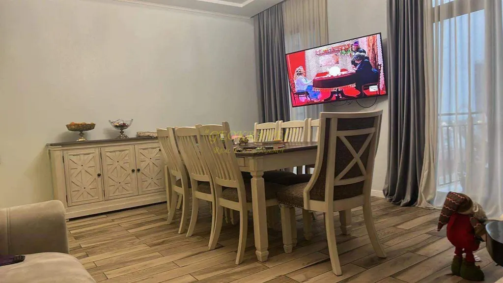 Продается трехкомнатная квартира с ремонтом и мебелью.