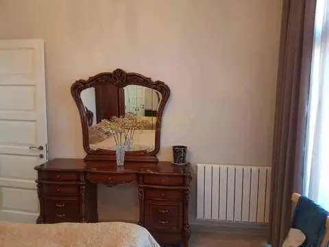 Продается трехкомнатная квартира с ремонтом и мебелью.