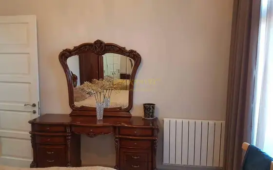 Продается трехкомнатная квартира с ремонтом и мебелью.