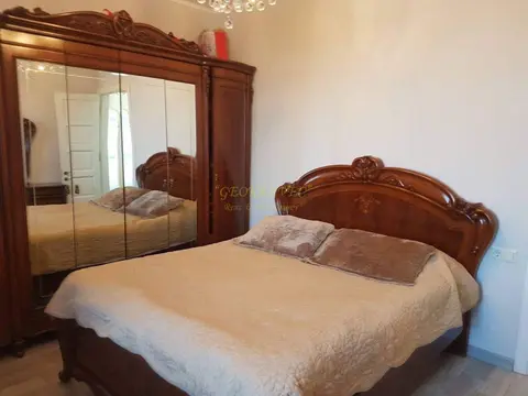 Продается трехкомнатная квартира с ремонтом и мебелью.