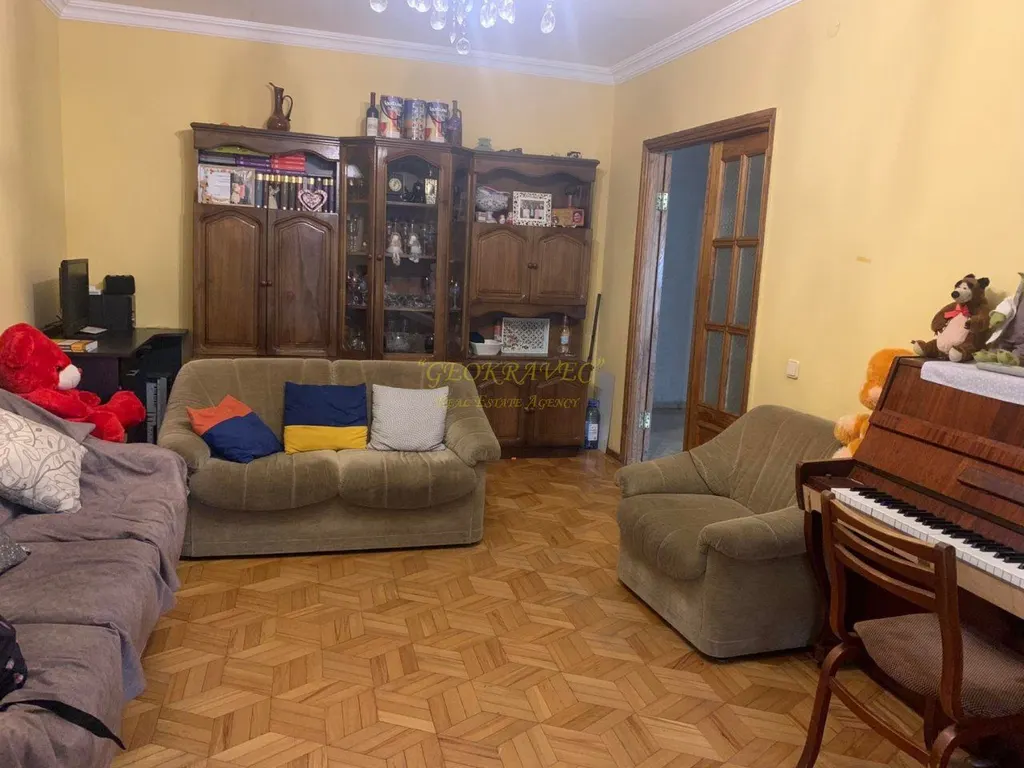 Продается трехкомнатная квартира на улице Джавахишвили.