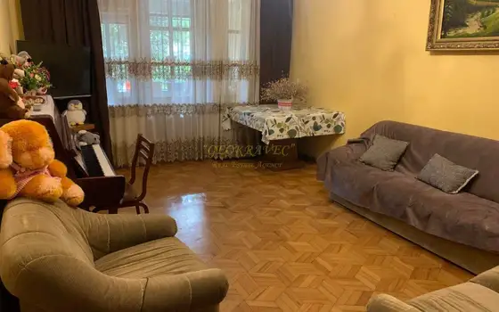 Продается трехкомнатная квартира на улице Джавахишвили.