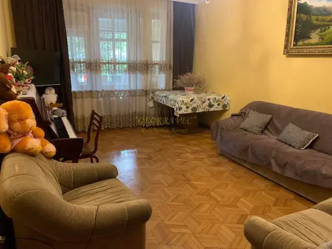 Продается трехкомнатная квартира на улице Джавахишвили.