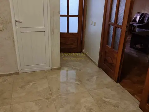 Продается трехкомнатная квартира на улице Джавахишвили.
