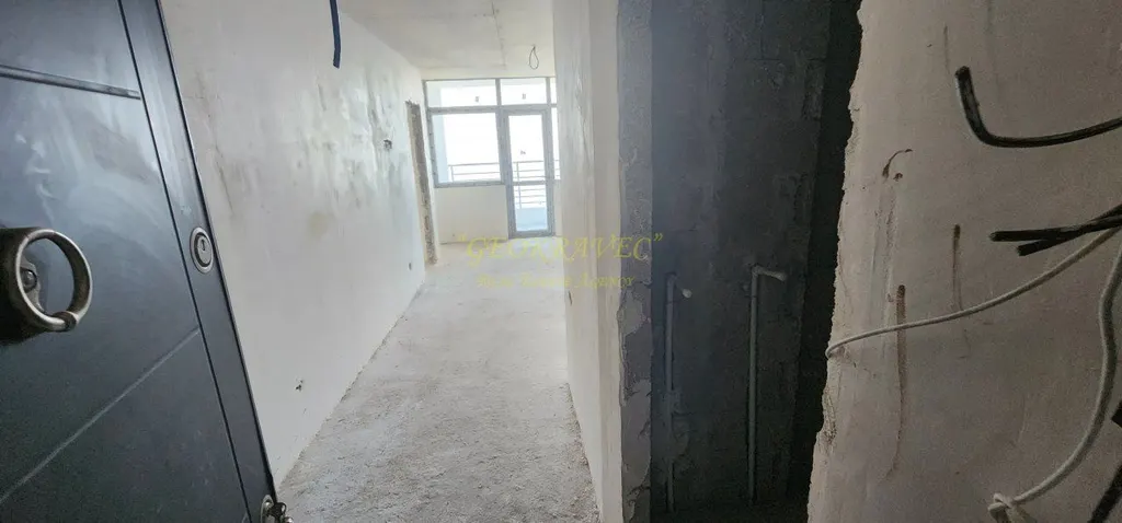 Продается трёхкомнатная квартира у моря с видом на горы и море на 26 этаже .