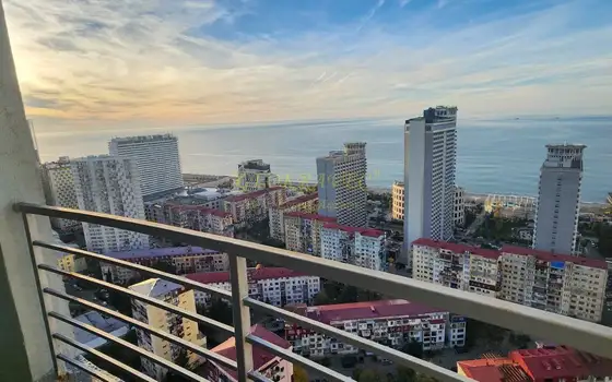 Продается трёхкомнатная квартира у моря с видом на горы и море на 26 этаже .