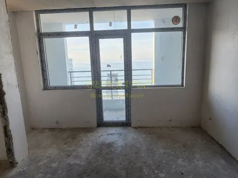 Продается трёхкомнатная квартира у моря с видом на горы и море на 26 этаже .