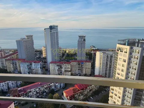 Продается трёхкомнатная квартира у моря с видом на горы и море на 26 этаже .