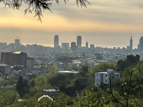 Продается земельный участок с видом на море и горы.