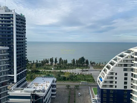 Просторная квартира с шикарным панорамным видом на море и горы в комплексе White Sails .