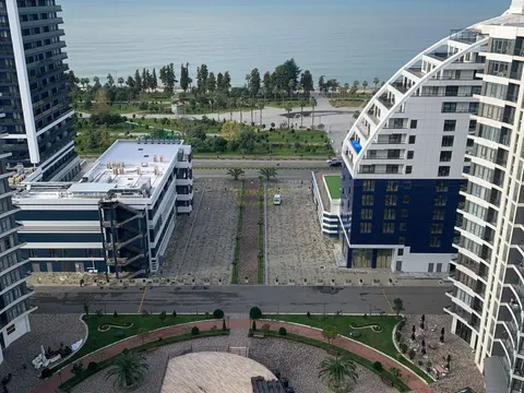 Просторная квартира с шикарным панорамным видом на море и горы в комплексе White Sails .