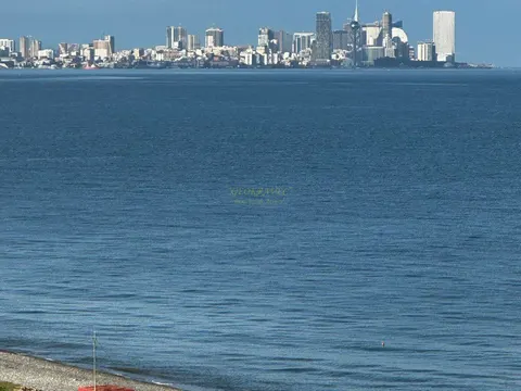 Двухкомнатная квартира на берегу моря.