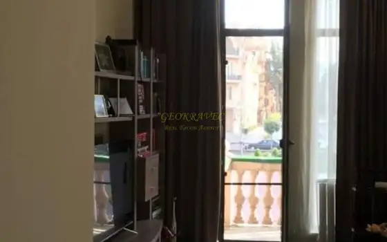 Четырех комнатная квартира у моря в центре старого Батуми на площадь Европы.
