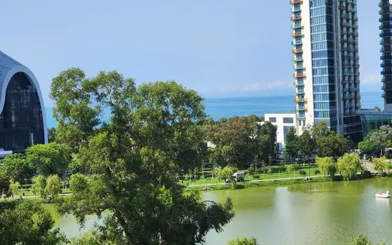 Четырехкомнатная квартира возле моря в городе Батуми.