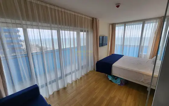 Трехкомнатная квартира на берегу моря.