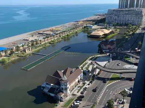 Трехкомнатная квартира на берегу моря.