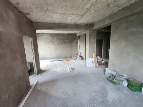 Срочно продается трехкомнатная квартира у моря.