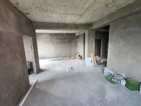 Срочно продается трехкомнатная квартира у моря.