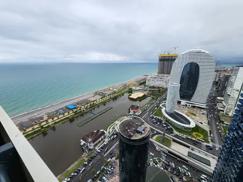 Однокомнатная квартира на берегу моря.