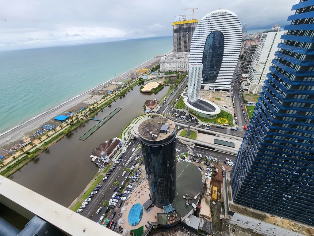 Четыре однокомнатная квартира на берегу моря.