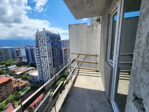 Трехкомнатная квартира в 50 метрах от моря.