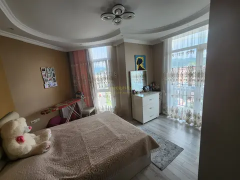 Пятикомнатная квартира с видом на горы.