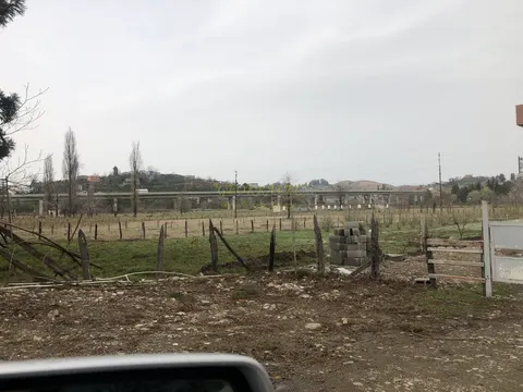 Продается инвестиционный земельный участок у реки в Чакви.