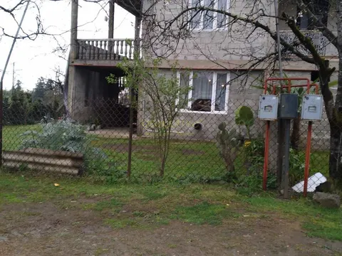 Продается частный дом на берегу реки с видом на горы в Кобулети. - სურათი 1