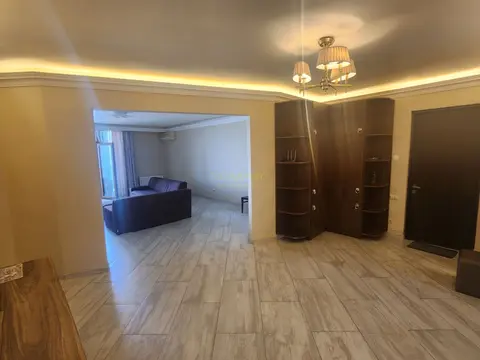 Продается четырёхкомнатная квартира на берегу моря.