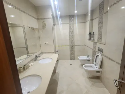 Продается четырёхкомнатная квартира на берегу моря.