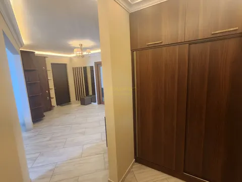 Продается четырёхкомнатная квартира на берегу моря.