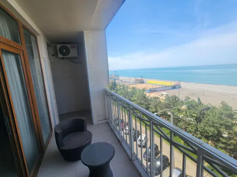 Продается четырёхкомнатная квартира на берегу моря.