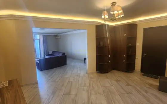 Продается четырёхкомнатная квартира на берегу моря.