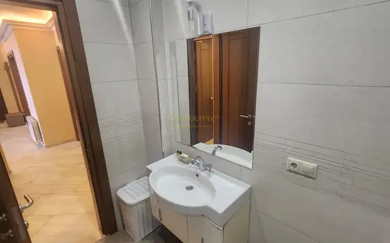 Продается четырёхкомнатная квартира на берегу моря.