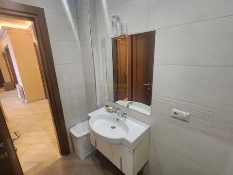 Продается четырёхкомнатная квартира на берегу моря.