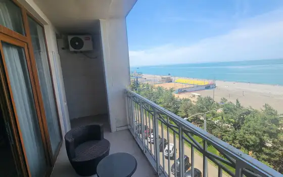 Продается четырёхкомнатная квартира на берегу моря.