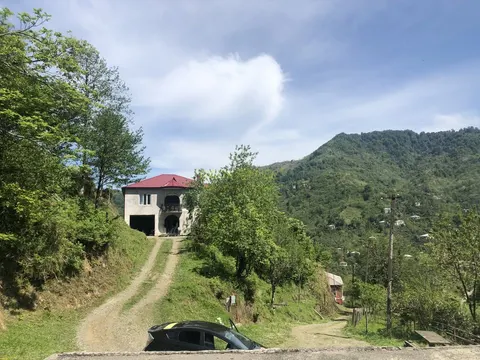 Частный дом на продаже в Чакви село Хала с видом на горы.