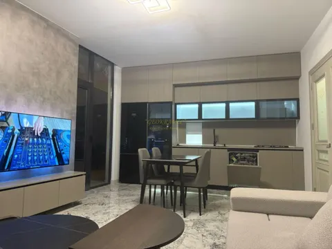 Продается трехкомнатная квартира с видом на море.