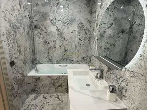 Продается трехкомнатная квартира с видом на море.