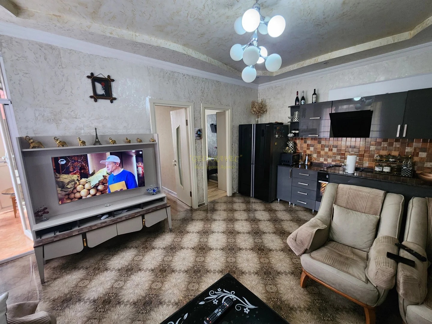 Продается трехкомнатная квартира.