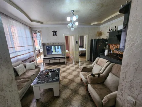 Продается трехкомнатная квартира.