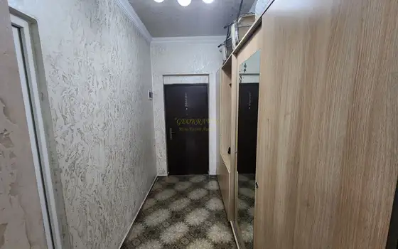 Продается трехкомнатная квартира.