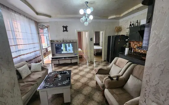 Продается трехкомнатная квартира.
