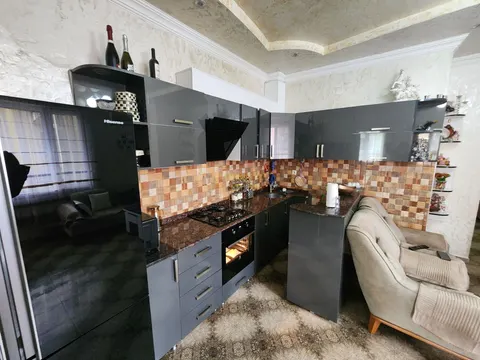 Продается трехкомнатная квартира.
