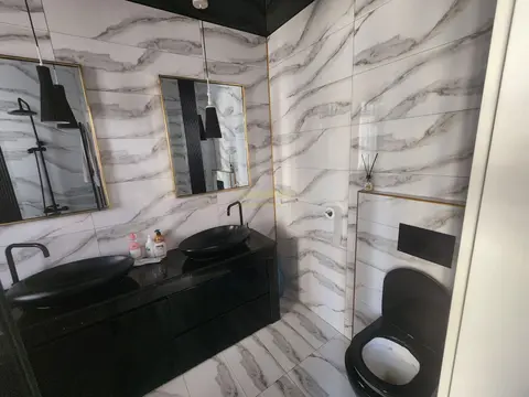 Срочно продается четырехкомнатная квартира.