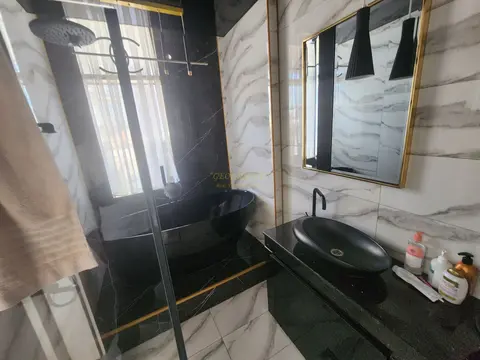 Срочно продается четырехкомнатная квартира.