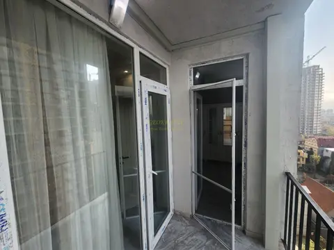 Продается трехкомнатная квартира.