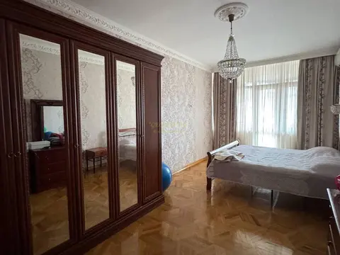 Продается 9 комнатная квартира в центре города.