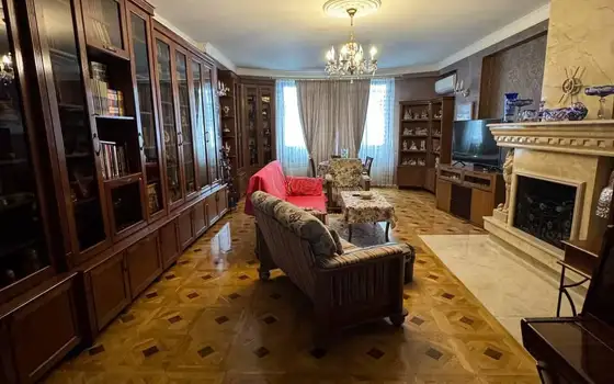 Продается 9 комнатная квартира в центре города.