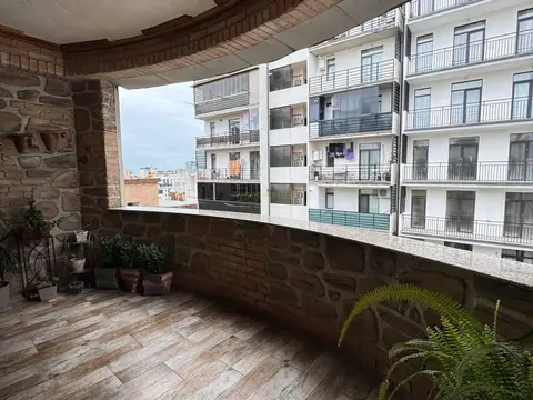 Продается 9 комнатная квартира в центре города.